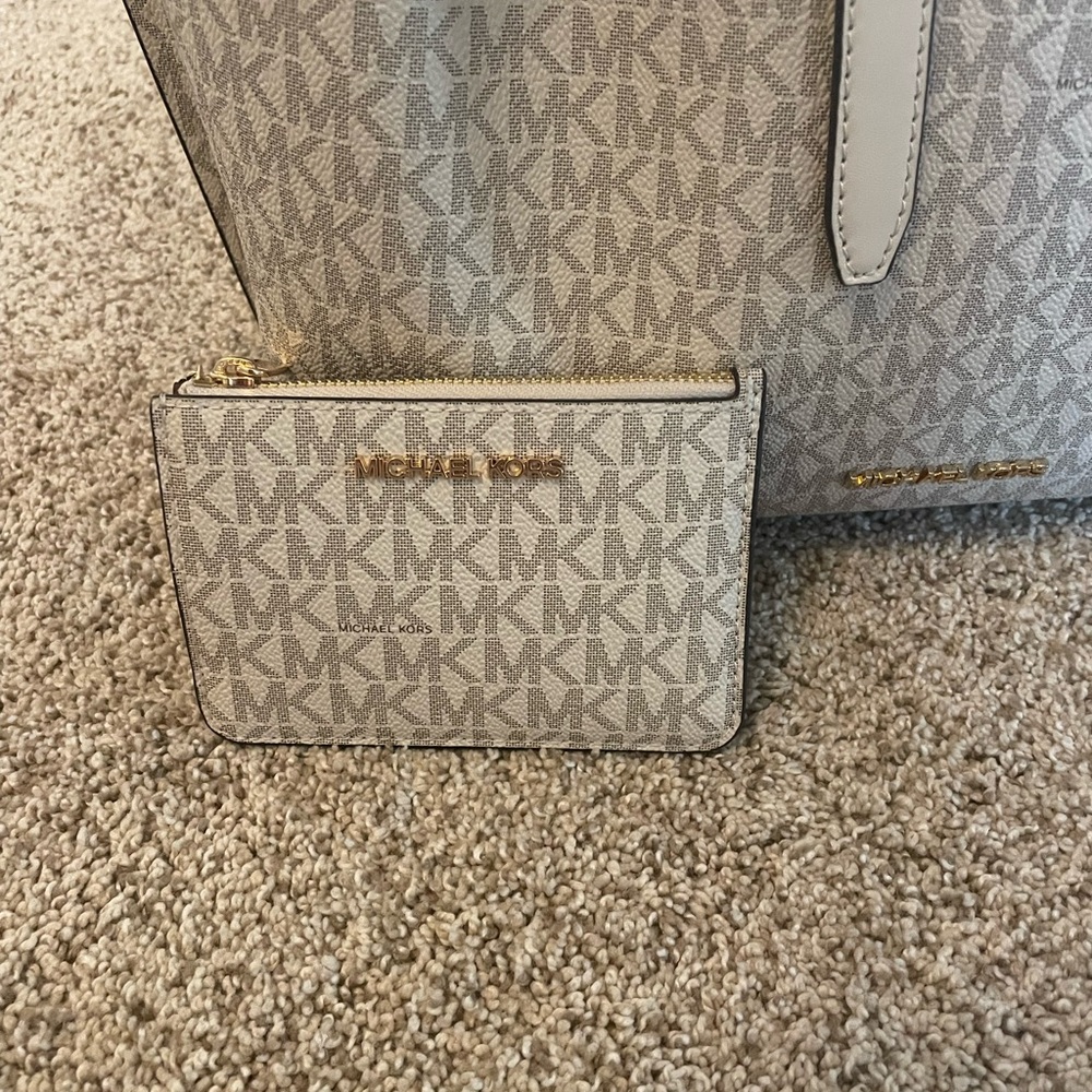 Micheal Kors Emilia Tote and Wallet - Picture 6 of 8